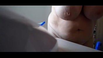 Milf bbw peituda fazendo faxina pelada