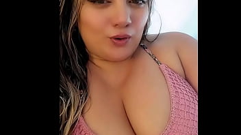 Mujer de pechos grandes