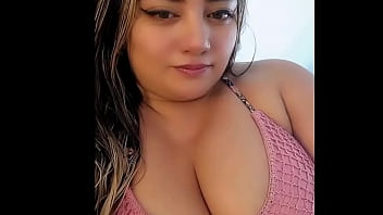 Mujer de pechos grandes