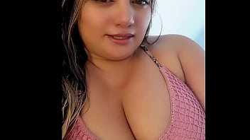 Mujer de pechos grandes