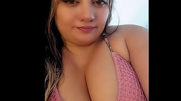 Mujer de pechos grandes