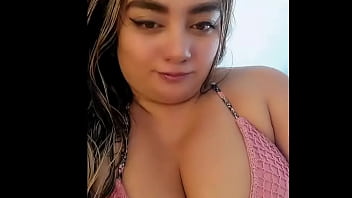 Mujer de pechos grandes