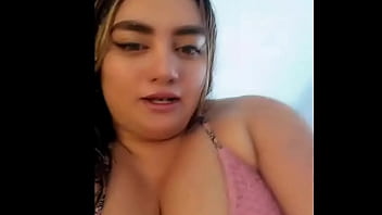 Mujer de pechos grandes