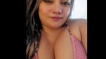 Mujer de pechos grandes