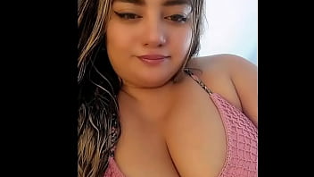 Mujer de pechos grandes