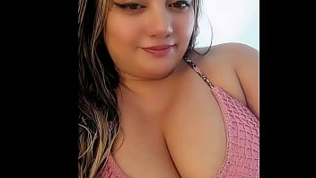 Mujer de pechos grandes