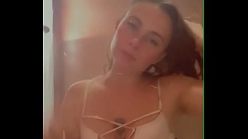 Regarde moi me touchée