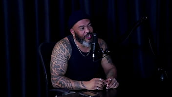 Gostosa faz um stripper sensual e mostra seus lindos peitos fala que tem um tempo que não transa e bate um papo com o apresentador middy watch sheer red