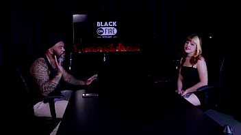 Gostosa faz um stripper sensual e mostra seus lindos peitos fala que tem um tempo que não transa e bate um papo com o apresentador middy watch sheer red