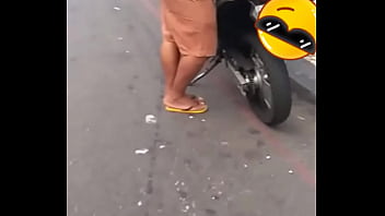 Dono Da Moto Na Avenida De Camisa E Bermuda thumbnail