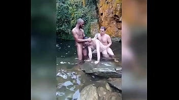 Suruba Gay Do Diego Maldonatto Metendo Na Cachoeira thumbnail