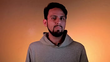 Hombre Expone Sus Miserias Frente A La Cámara thumbnail