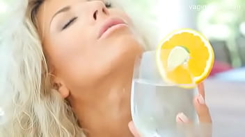 Виктория мастурбирует