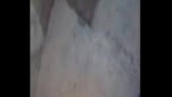 Embarasada bañandose