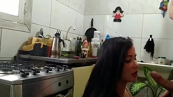 Dona de casa leva rola antes das tarefas