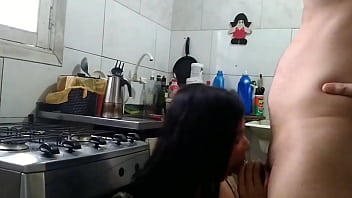 Dona de casa leva rola antes das tarefas