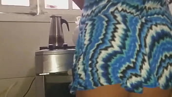 Dona de casa leva rola antes das tarefas