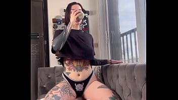 Retweet if you love under boob