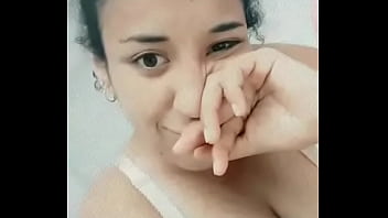 Negra delgada me muestra sus tetas caidas