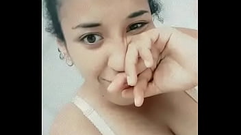 Negra delgada me muestra sus tetas caidas