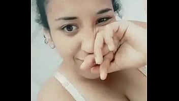 Negra delgada me muestra sus tetas caidas Negra delgada me muestra sus tetas caidas