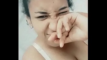 Negra delgada me muestra sus tetas caidas