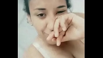 Negra delgada me muestra sus tetas caidas