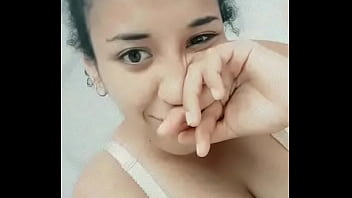 Negra delgada me muestra sus tetas caidas