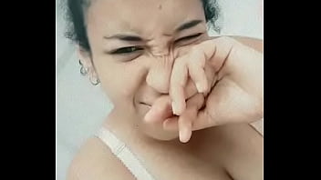 Negra delgada me muestra sus tetas caidas