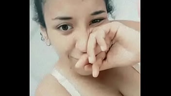 Negra delgada me muestra sus tetas caidas