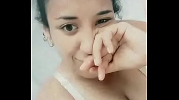 Negra delgada me muestra sus tetas caidas