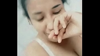 Negra delgada me muestra sus tetas caidas