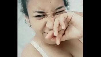 Negra delgada me muestra sus tetas caidas