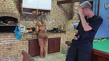 Meu marido saiu e eu peguei o amigo dele