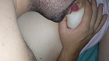 Safadoscasal chupando gostoso peito gostosa da esposa