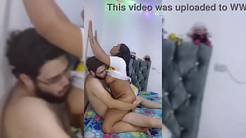 Morena colombiana bien cansada de su vida se la chupa al vecino