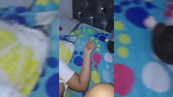 Morena colombiana bien cansada de su vida se la chupa al vecino