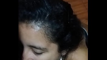 Se la chupa y se atora