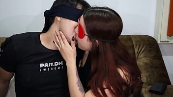 Delicioso y profundo beso con lengua de una hermanastra de 18 años que es celosa