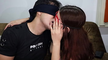 Delicioso y profundo beso con lengua de una hermanastra de 18 años que es celosa