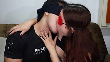 Delicioso y profundo beso con lengua de una hermanastra de 18 años que es celosa