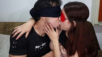 Delicioso y profundo beso con lengua de una hermanastra de 18 años que es celosa