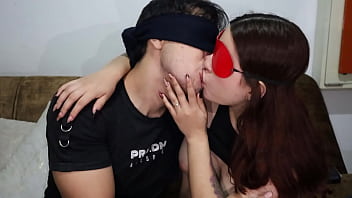 Delicioso y profundo beso con lengua de una hermanastra de 18 años que es celosa