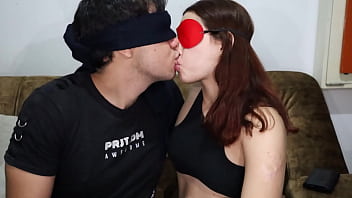 Delicioso y profundo beso con lengua de una hermanastra de 18 años que es celosa