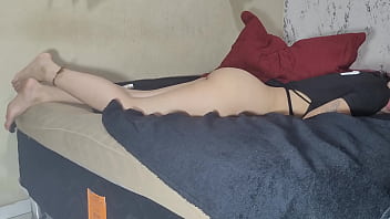 Colegas de quarto fumam e depois ele vai fazer ela gozar em ela dica com a buceta super molhada