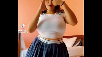 Bailo y se me ven grandes mis pechos