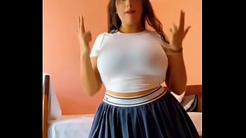 Bailo y se me ven grandes mis pechos