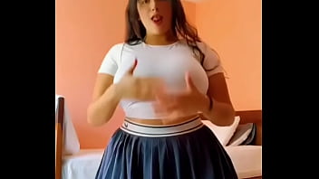 Bailo y se me ven grandes mis pechos Bailo y se me ven grandes mis pechos