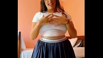 Bailo y se me ven grandes mis pechos