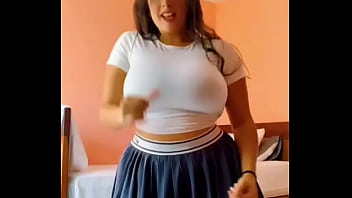 Bailo y se me ven grandes mis pechos